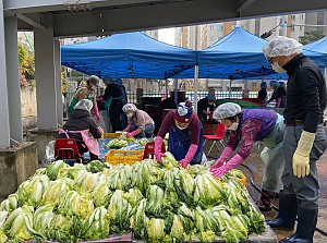 맛있는 김장을 위한 도움의 손길 '감사합니다'